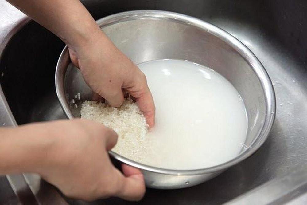 Нужно мыть пропаренный рис. Рисовая вода. Промыть рис. Миска риса. Рис надо промывать.