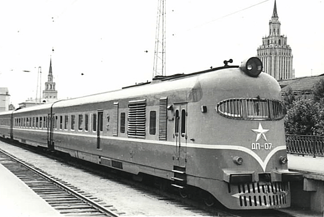 Дизель-поезд ДП-07на Ленинградском вокзале Москвы. Источник: https://ru.wikipedia.org