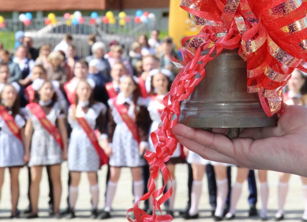 Дадут последний звонок. Выпускной в школе. Прощание со школой. Прощание со школой выпускной. Выпускники прощаются со школой.