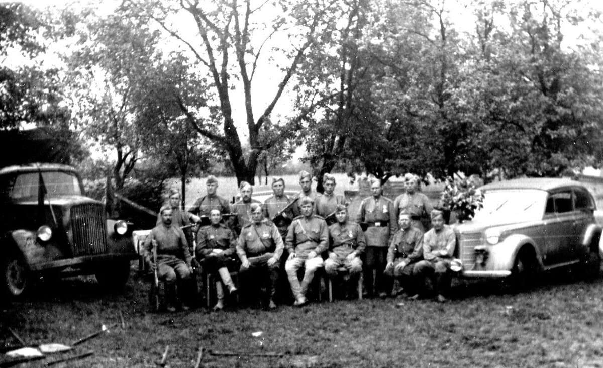 Советские бойцы рядом с автомобилями Opel Blitz и Olympia