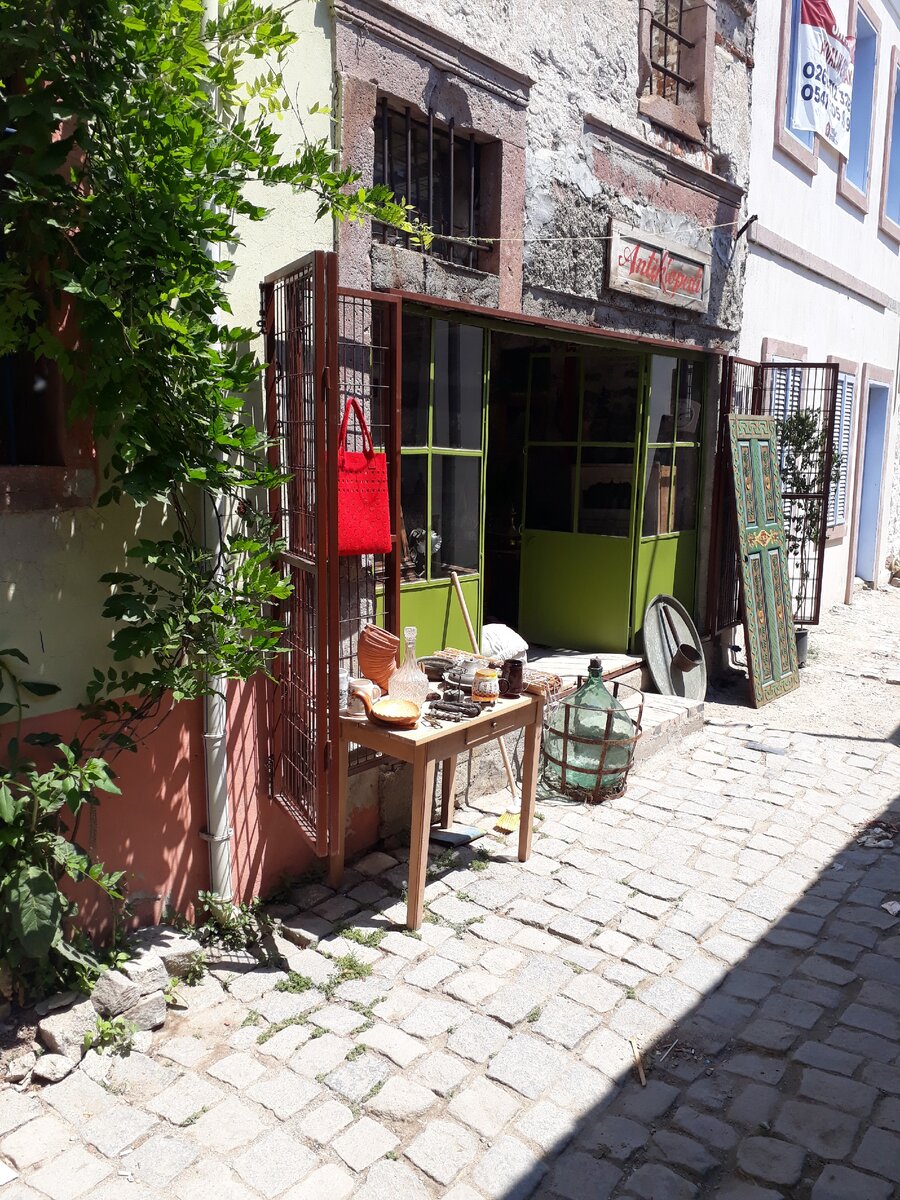 Антикварная лавка Antiklopedi в Айвалыке