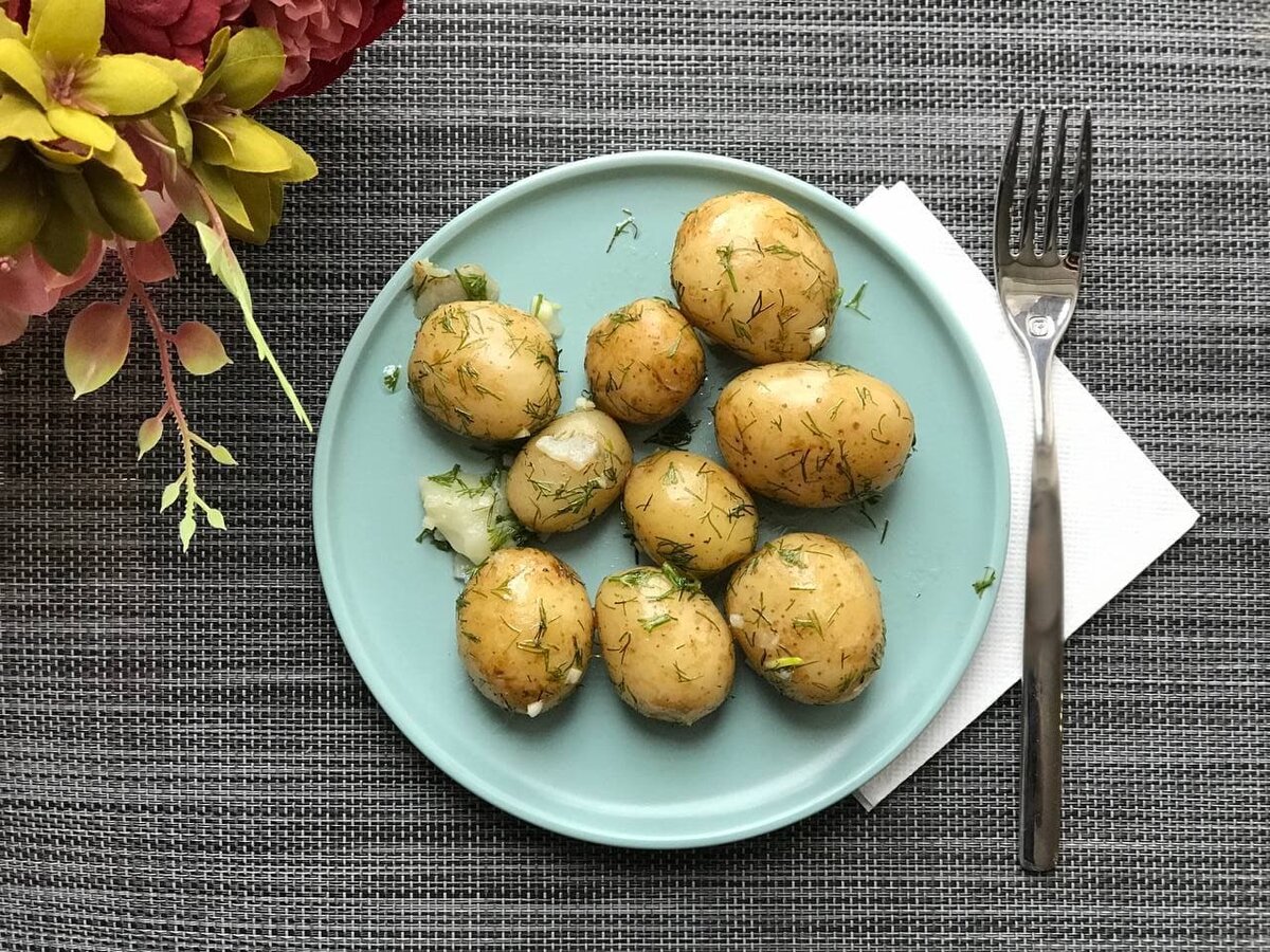 Рецепт простой и вкусной картошки в мундире с укропом и чесноком | LaКухня  - домашняя еда | Дзен