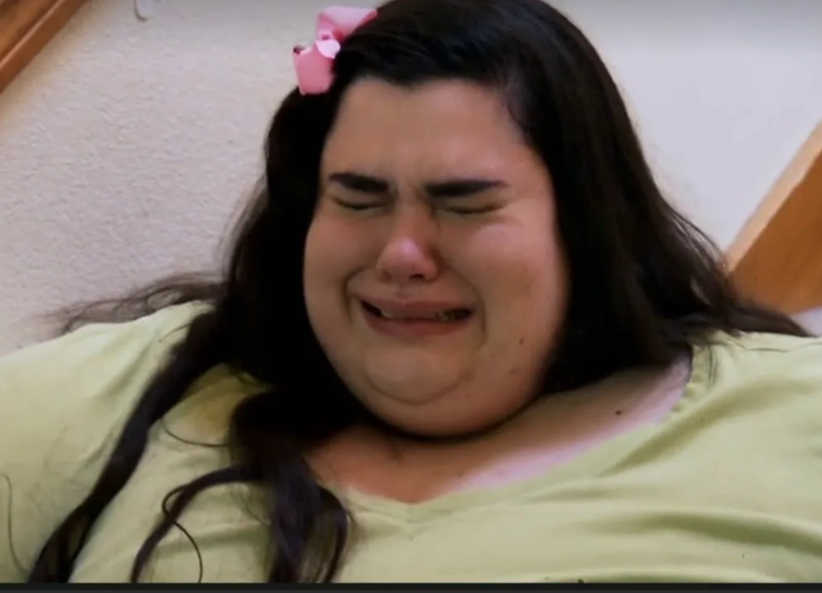 Орущие толстухи. Толстая девочка плачет. Плачущая толстая женщина. Грустная толстая девушка.