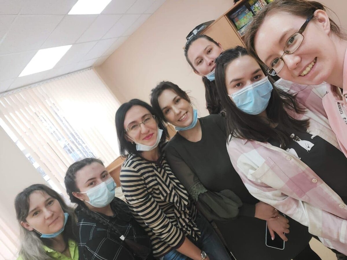 Тьюторы ресурсного класса. Энджэ — крайняя слева.