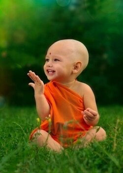 Даже ребенок может участвовать в пении мантры, и даже собака может принять участие в нем. Разумеется, тому, кто слишком запутался в сетях материальной жизни, понадобится немного больше времени, чтобы достичь этого уровня, но даже поглощенный материальной деятельностью человек очень быстро может подняться на духовный уровень. Самое сильное воздействие на слушателей мантра оказывает тогда, когда она сходит с уст чистого преданного Господа, поэтому, чтобы мгновенно ощутить эффект мантры, нужно слушать, как ее поет чистый преданный Господа. Насколько это возможно, необходимо избегать слушать мантру, когда ее поет и повторяет непреданный. Молоко, которого коснулась своим языком змея, становится ядовитым.