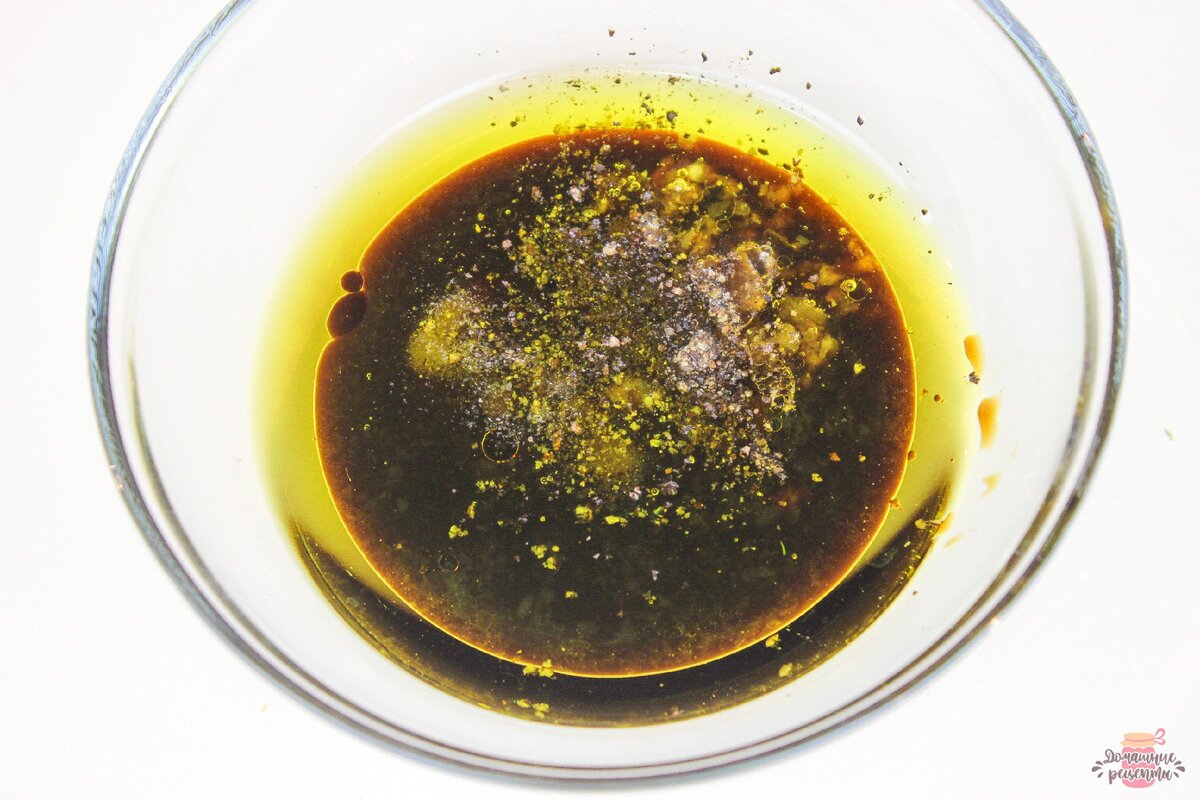 Заправка для салата. Смешать в миске растительное масло, соевый соус, лимонный сок, чеснок, мед, соль и перец по вкусу.