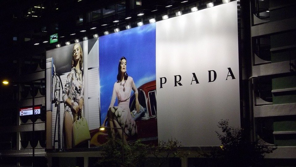 Они носят Prada. Фото https://pixabay.com/photos/advertising-prada-billboard-586130/