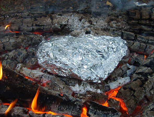 Мясо жарится в фольге