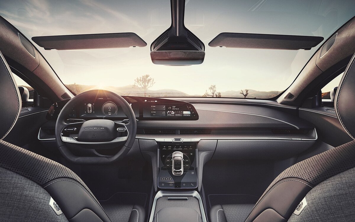  Перед глазами водителя расположен изогнутый OLED-дисплей диагональю 34 дюйма и разрешением 5K, который объединил в себе приборную панель, экран мультимедийной системы и виртуальный блок управления различными функциями. Есть ещё вертикальный тачскрин для манипуляций с климат-контролем, освещением, ездовыми режимами. К слову, дисплей этот можно убрать в переднюю панель, а под ним окажется глубокая ниша для хранения вещей. 