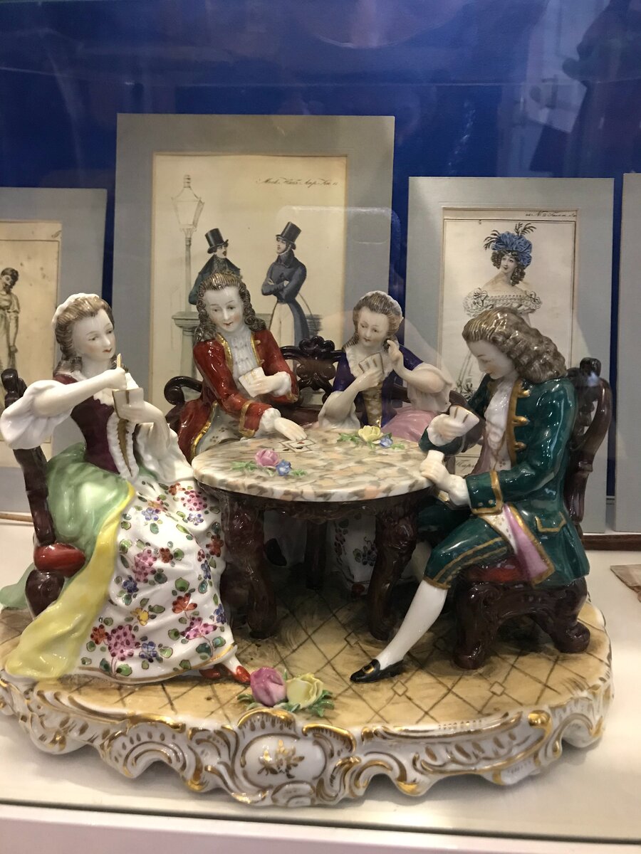 Фарфоровая сценка с картами