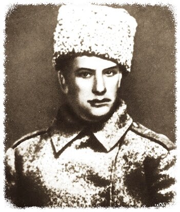 Владимир Маяковский - солдат (1915 г.). Фотографию в бутафорской форме он сделал в ателье 