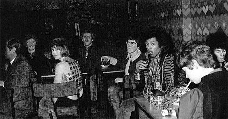 Джими в клубе Speakeasy.