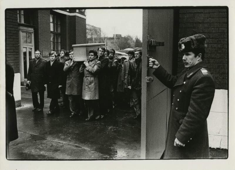 Перенос праха Федора Шаляпина на Новодевичье кладбище
Виктор Ахломов, 29 октября 1984 года, г. Москва, МАММ/МДФ.