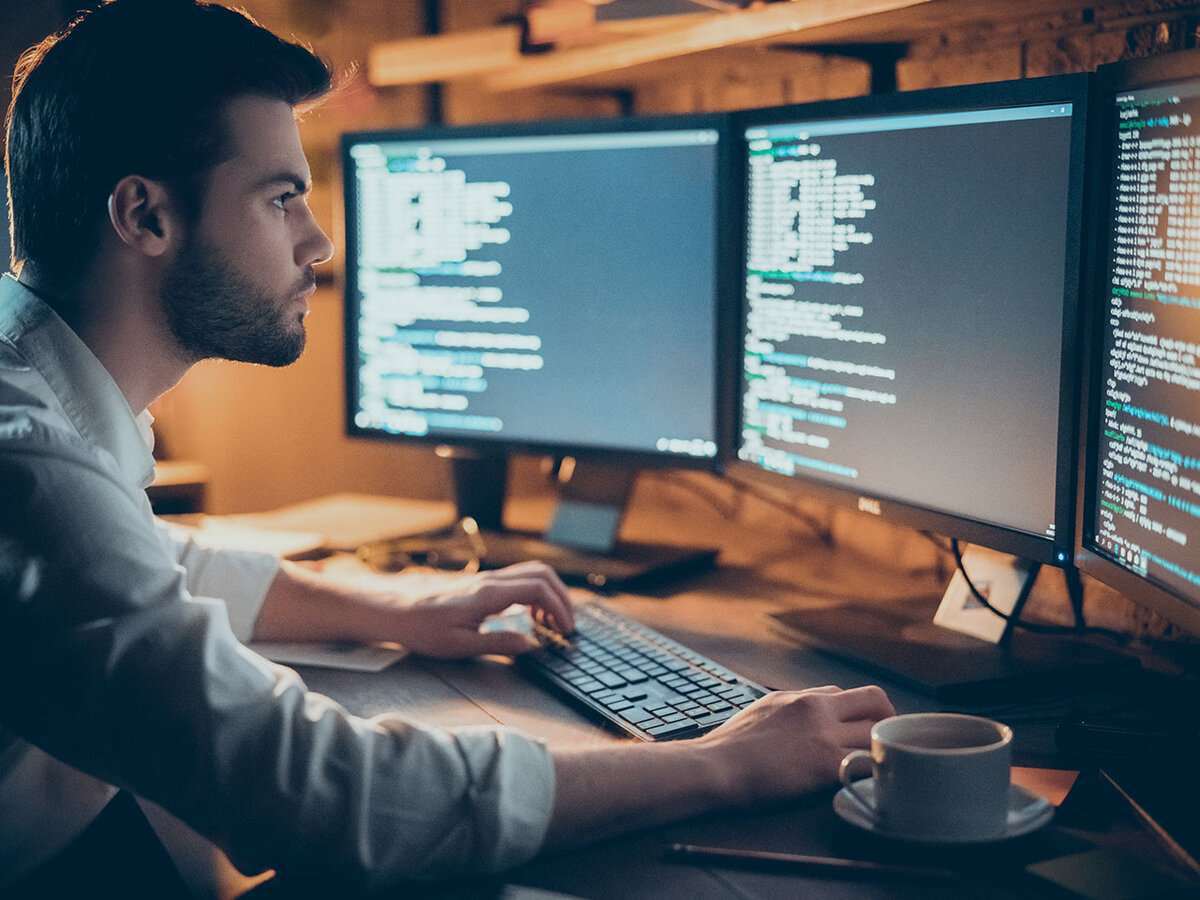 Человек за компьютером. Человек за монитором. Работа компьютерный специалист. It специалист. Девушка программист.