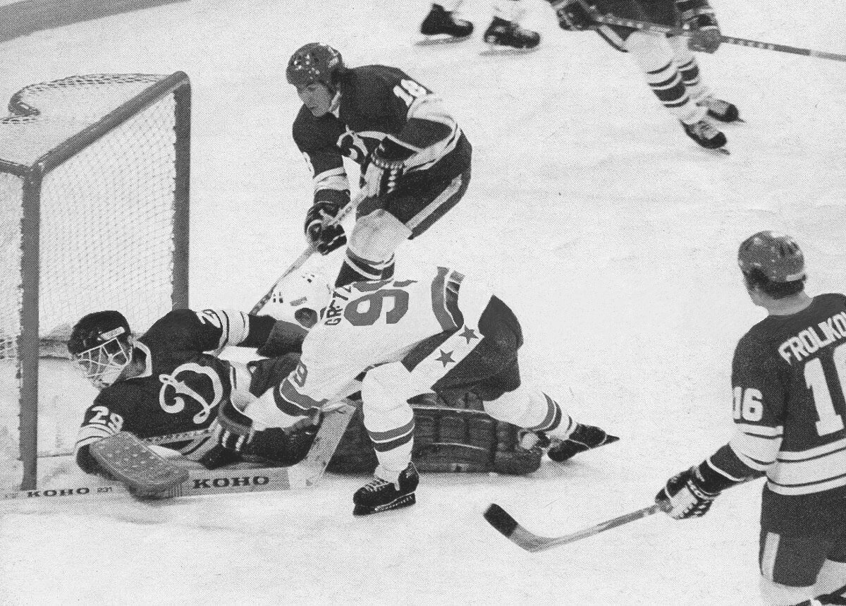 Сергей Бабарико в матче с "Эдмонтон Ойлерз", против Уэйна Гретцки. Ему спешат помочь Михаил Шостак и Алексей Фроликов