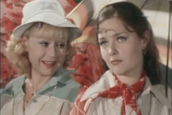 Немоляева (слева) в телеверсии спектакля «Родственники». Режиссеры Андрей Гончаров, Надежда Марусалова, 198 2 г.