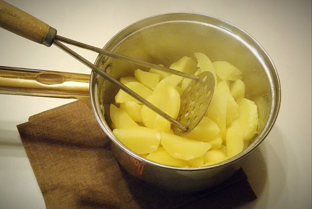 Картофель в горячую воду. Картошка толченка. Толочь пюре. Картофель протирают. Приготовление пюре из картофеля.