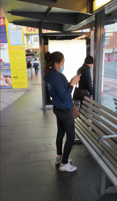 Здесь конечно не шубки, но куртки и шапки, а на улице 18 градусов.