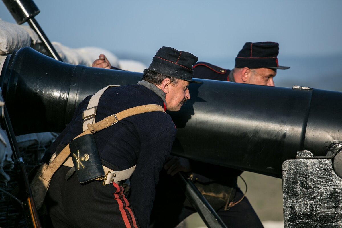 Реконструкция эпизода боя в период Крымской войны // Фото со страницы парка «Федюхины высоты» в Фейсбуке 