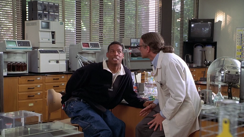 Кадр из фильма "Без чувств", 1998 г.