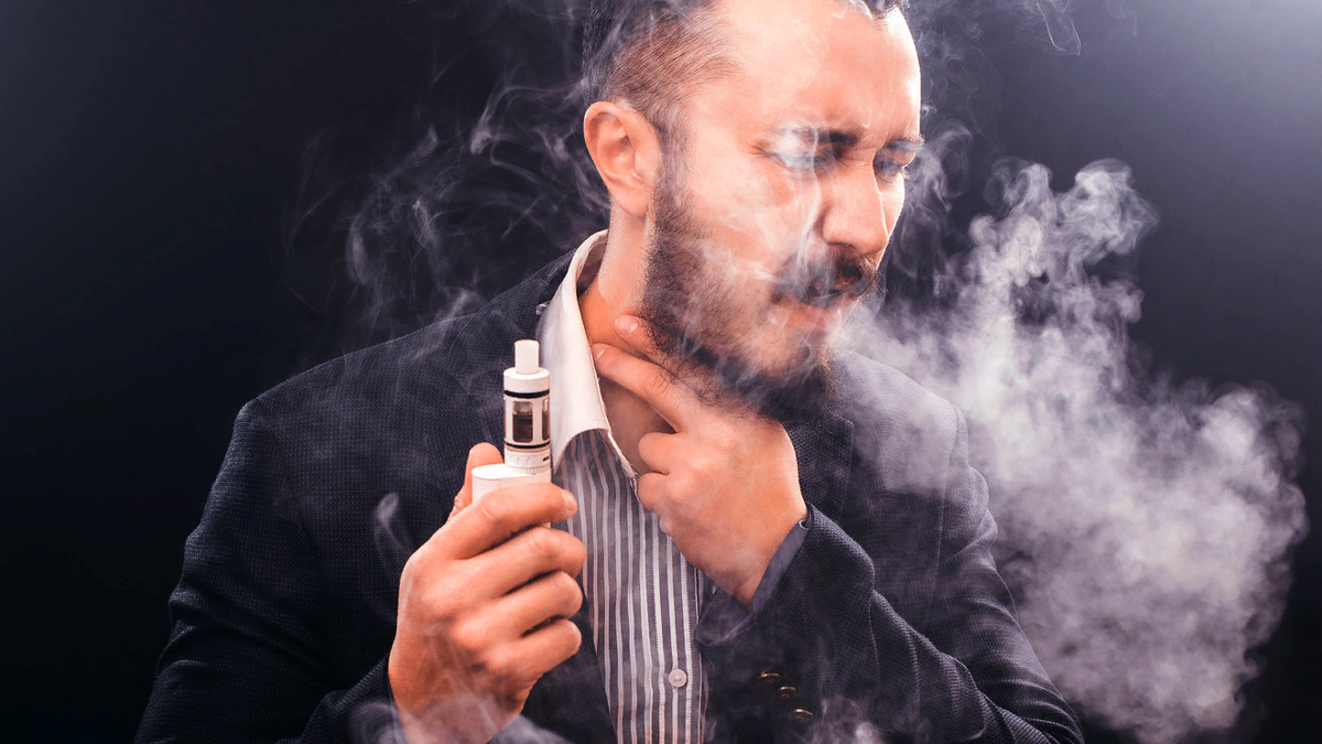 Человек с электронной сигаретой. Человек курит электронную сигарету. Парение электронных сигарет. Что плохого в электронных сигаретах. Есть ли рак от вейпа