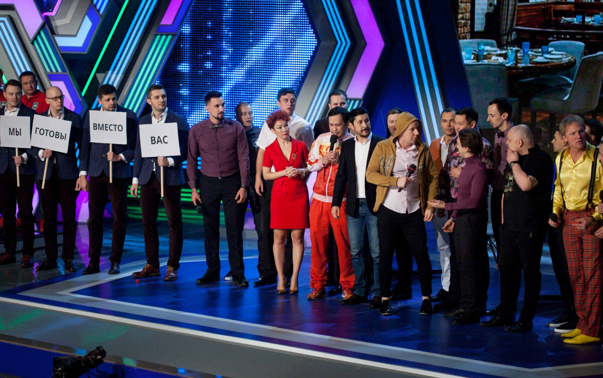 "Новички" подпирают "старичков". Кадр с концерта на День рождения КВН