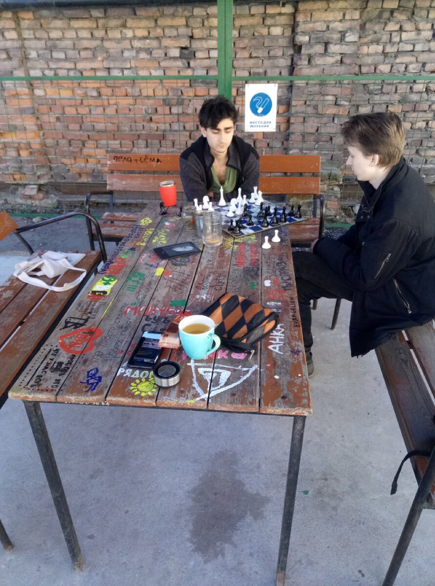 Ребята играют в шахматы
