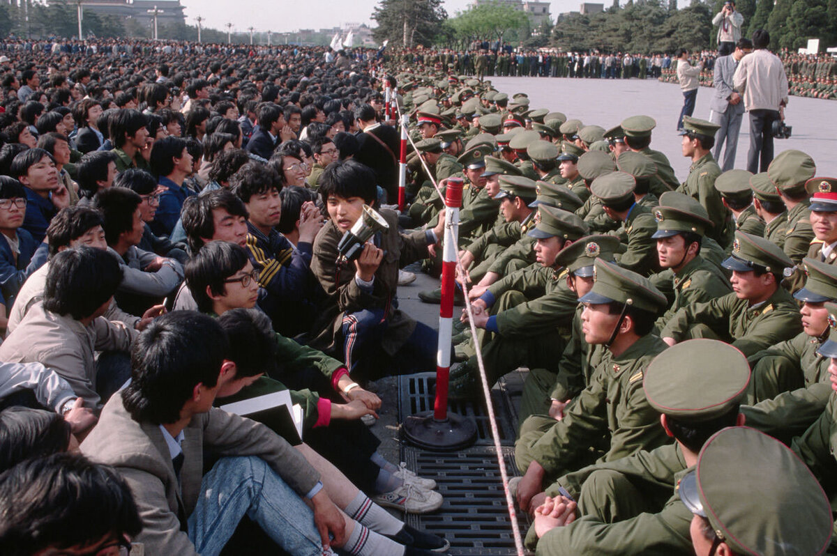 Китайцы на площади. Китай площадь Тяньаньмэнь 1989. События на площади Тяньаньмэнь в 1989 году. Площадь тя нянь Мэнь 1989.