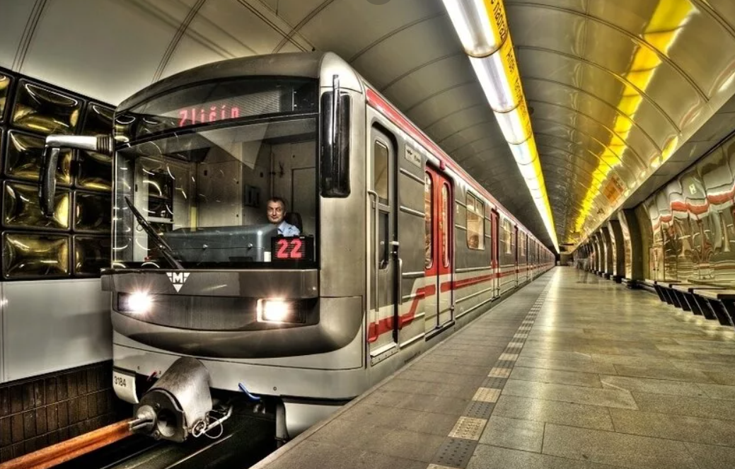 В каком году метро. Метро. Поезд метро. Красивые поезда метро. Метро картинки.