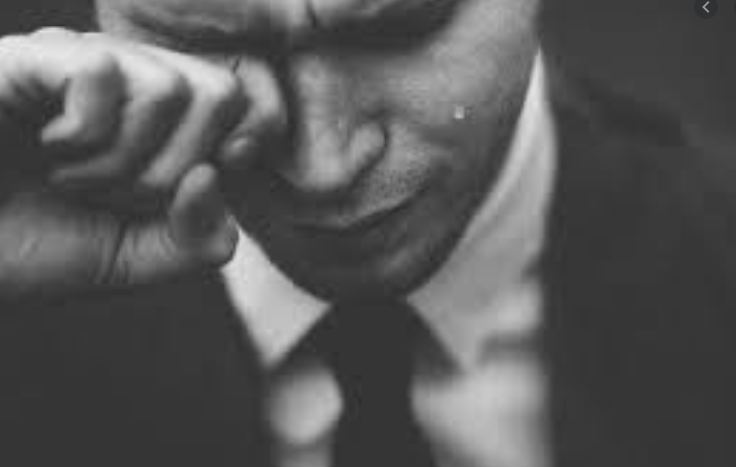 Мужчина что-то скрывает. Или нет.