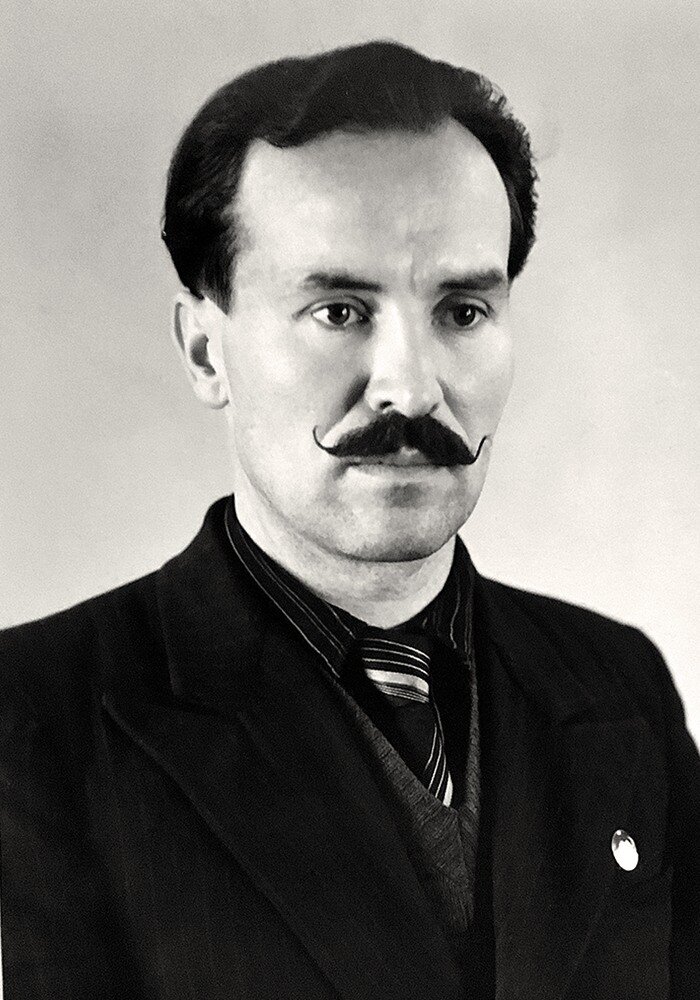 По моему представлению -на фото Александр.