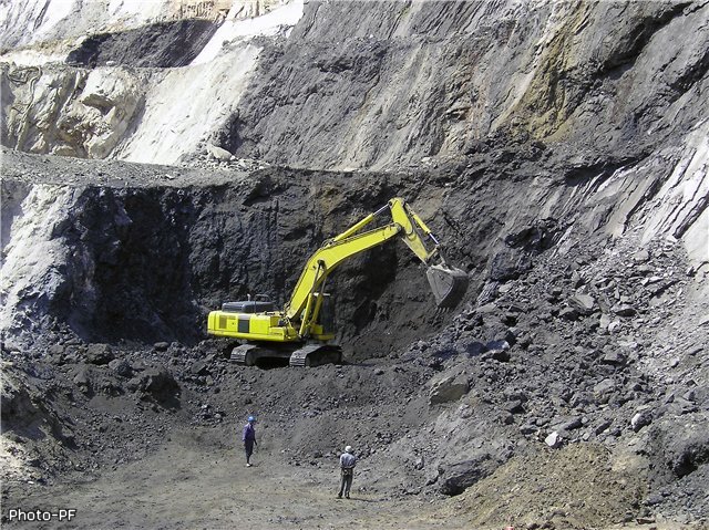 Марганцевые руды добыча. Усинское месторождение марганцевых руд. Минеральные руды. Парнокское месторождение марганцевых руд. Добыча марганца.