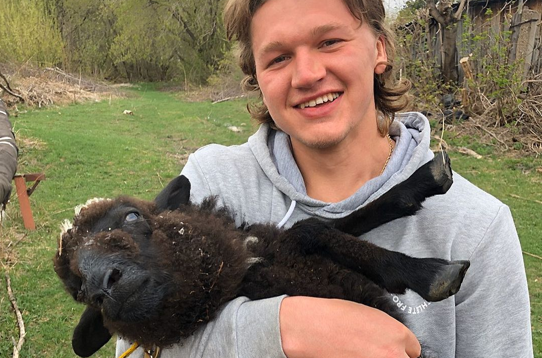 Кирилл Капризов с символическим подарком - черной овечкой. Фото: Instagram