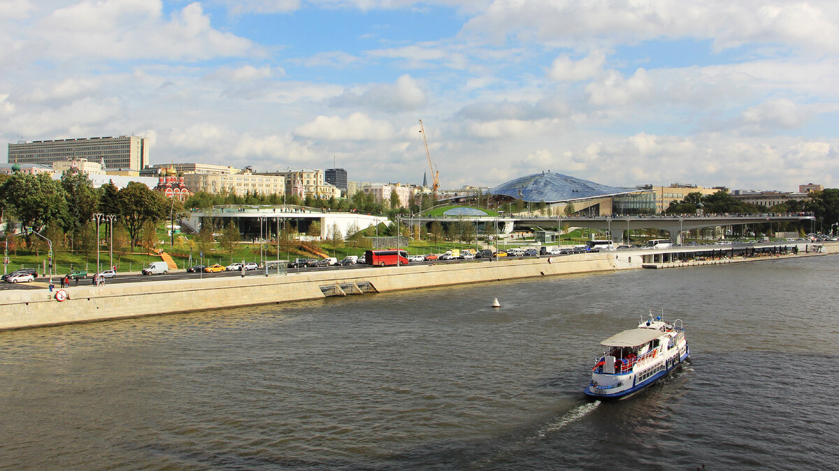 Парк Зарядье и Москва-река в центре Москвы.
Автор фото: Петр Аксенов