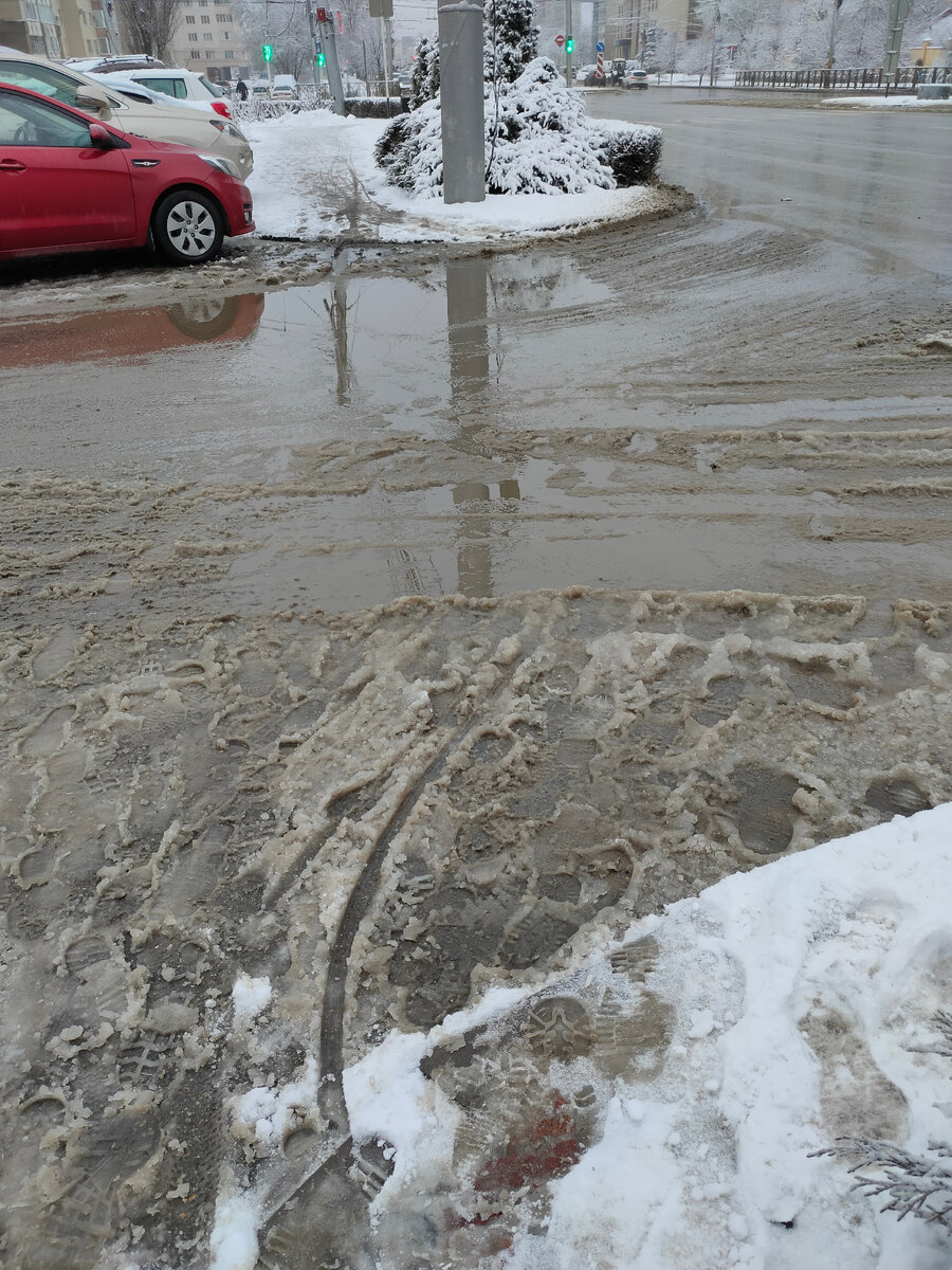 Грязно, мокро и очень холодно. У нас на Кавказе "розы ветров", -3, но ощущается как -6. Завтра будет по прогнозу -12 и ветер 11м/с.