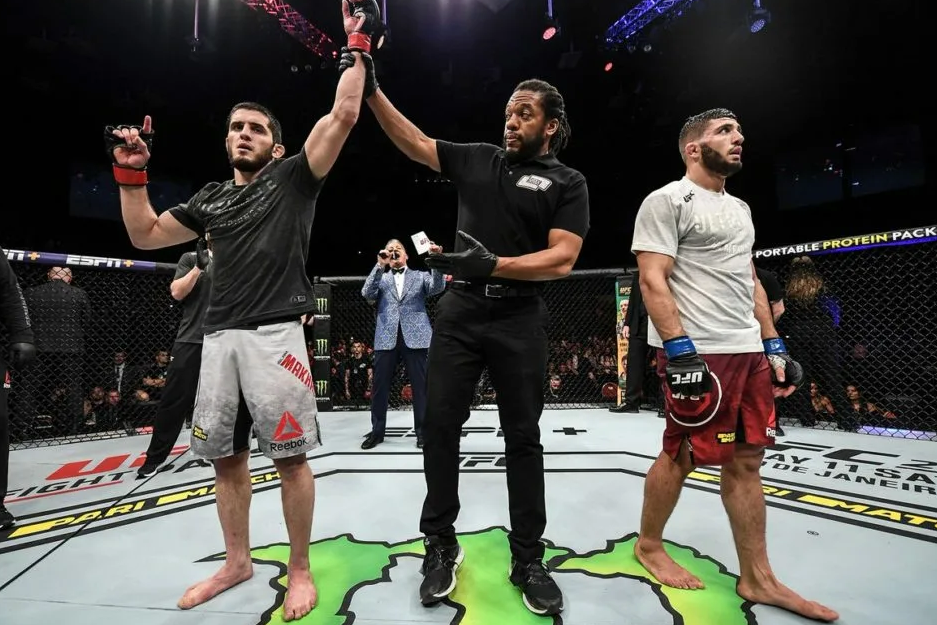 Дебюты в UFC у обоих атлетов получились непростые. Царукян проиграл нынешнему № 5 Исламу Махачеву единогласным решением судей, хоть и показал очень достойное выступление