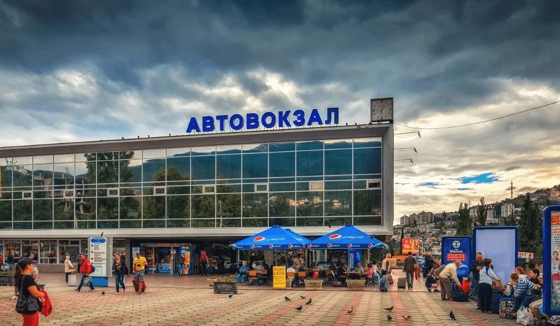 Автовокзал город санкт петербург. Автостанция Ялта. Ялта автобусная станция. Ялта Крым автовокзал. Ялта вокзал Автобусный.