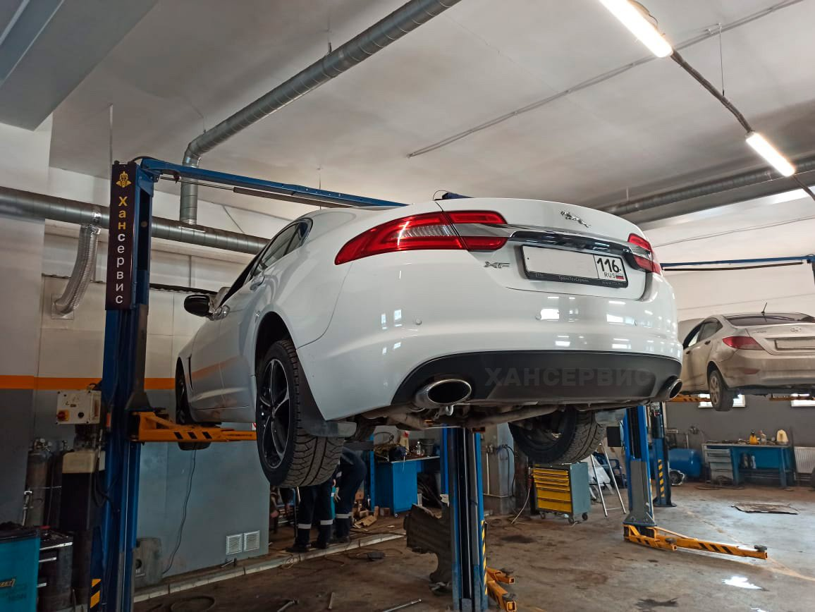 Процесс слесарных работ по удалению катализатора.