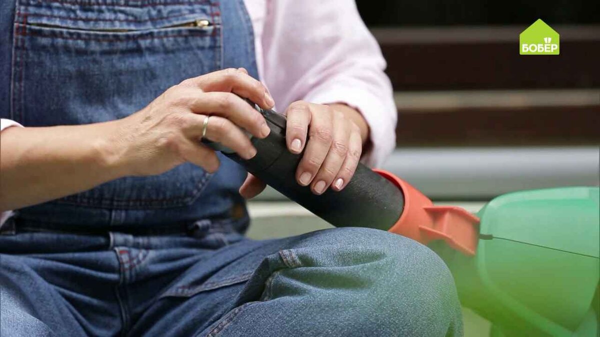 Практически у всех пылесосов  выдувающее жерло одного диаметра, вот почему рекомендуется взять  канализационные пластиковые трубы диаметром 50 мм. Если жерло вашего  пылесоса больше, используйте скотч для надёжной фиксации труб.
