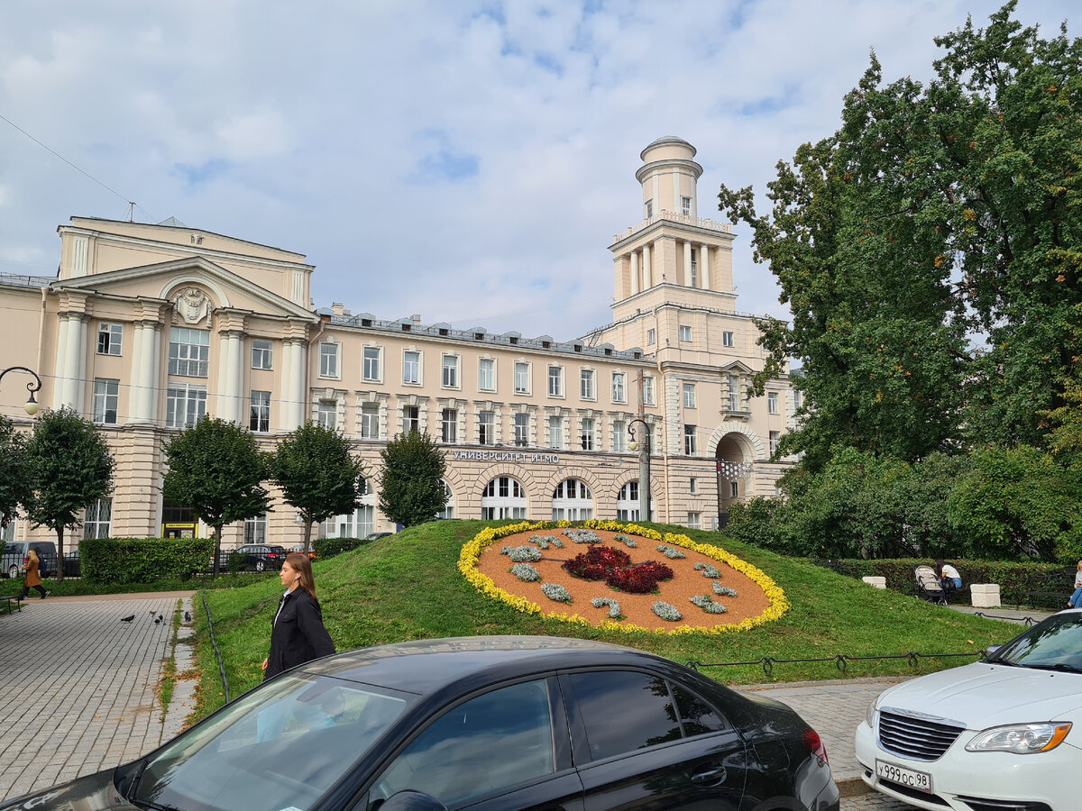 ещё одна достопримечательность "Цветочные часы"