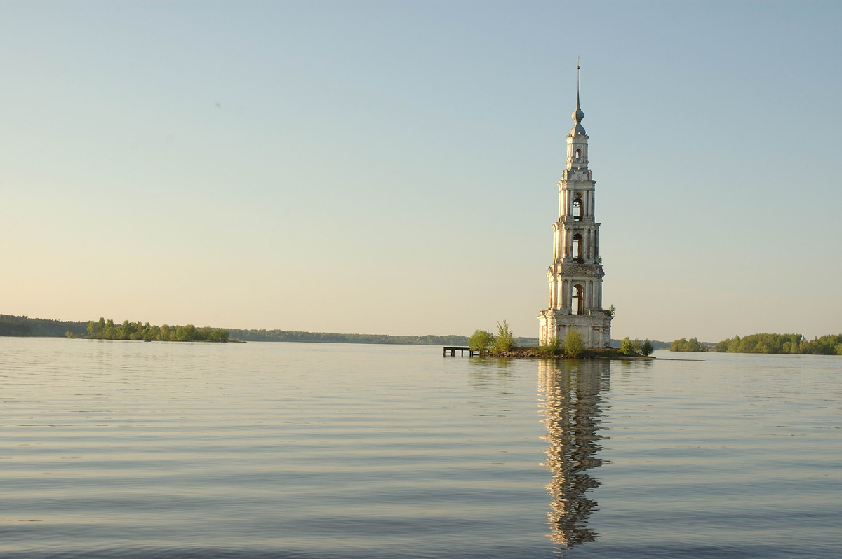 Колокольня Никольского собора в Калязине на Волге. Фото: Алия Шамшутдинова https://www.vokrugsveta.ru/encyclopedia/index.php?title=Изображение:Kalyazin_sunset_reflection.jpg