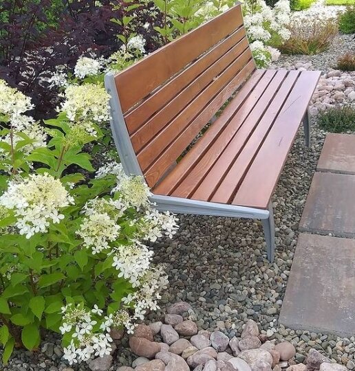 Просто и лаконично в саду