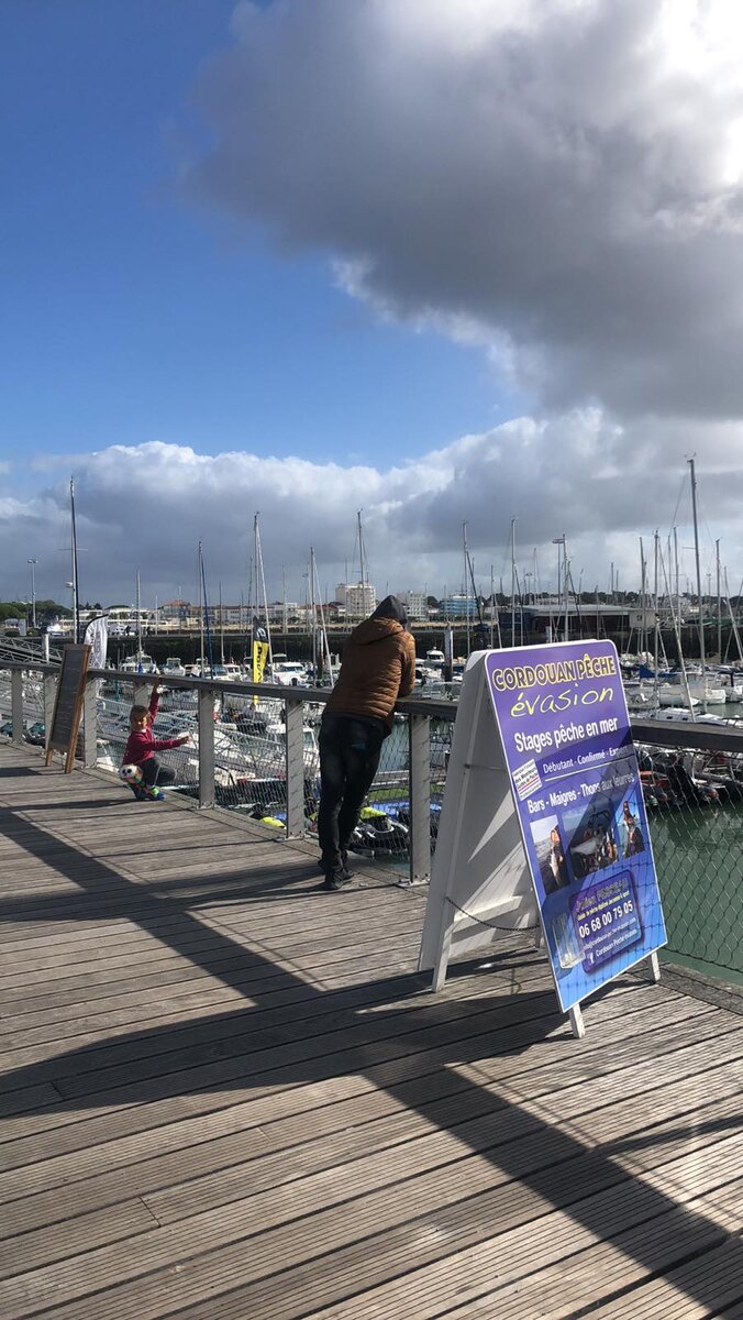 Много яхт, человек хочет себе одну такую