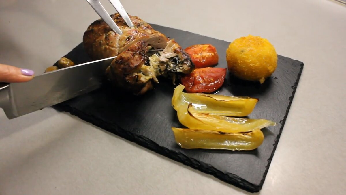 Вам какой кусочек положить? грудку или голень? В 90 % случаев люди, следящие за своим весом выбирают грудку. Она считается диетическим мясом. Тёмное мясо жирнее и калорийней. Эксперты по питанию сделали анализ. и что мы видим?. каорийность на 100 гр  белого и тёмного. 161- 192. жир 4- 8. белок 30- 28. железо- 1. 57- 2. 4. цинк - 2. 08- 4. 3. Витамин групы В- в тёмном больше в разы. Селен- 32- 40. По аромату белое мясо тоже  обладает слабым вкусом. Как оказалось , тёмная индюшатина - мясо более питательное , чем белое. Много витаминов и микроэлементов.  Предлагаю приготовить очень вкусные  котлетки. Полезные и сочные. 
Нам надо 
Мякоть от голени индейки 
сливочное масло  и оливковое масло
соль. мускатный орех. перец. орегано. 