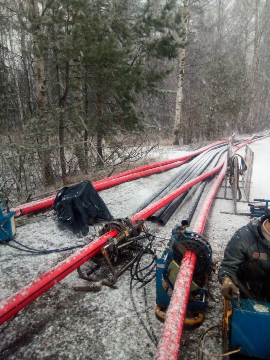 Сварка пнд труб под электрические кабеля на Приморском шоссе в Санкт-Петербурге.