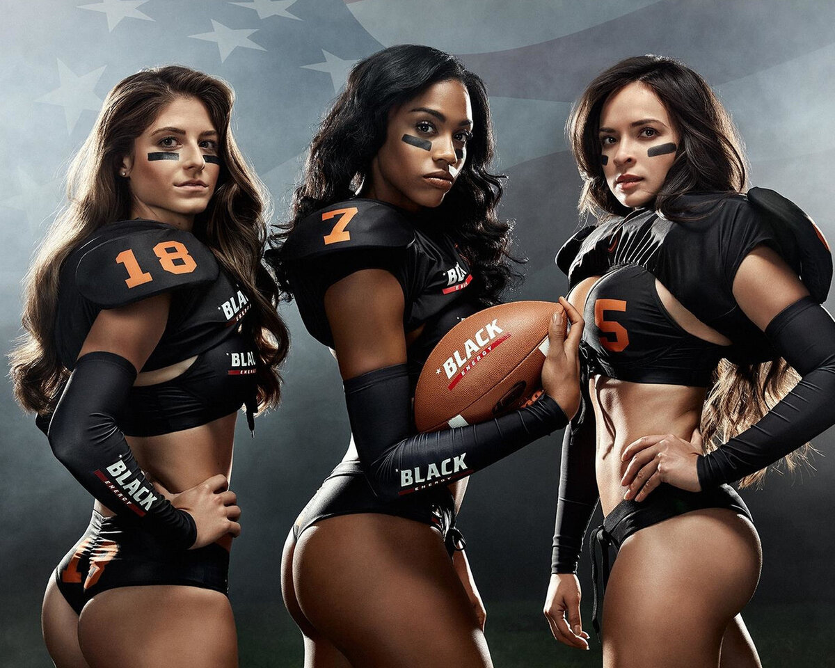 Спортсменки  -футболистки.                                 фото: картинки  яндекса. 