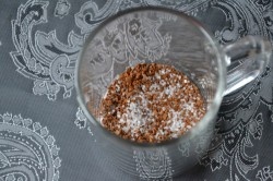 ШАГ 3:
В чашку всыпать растворимый кофе и сахар.