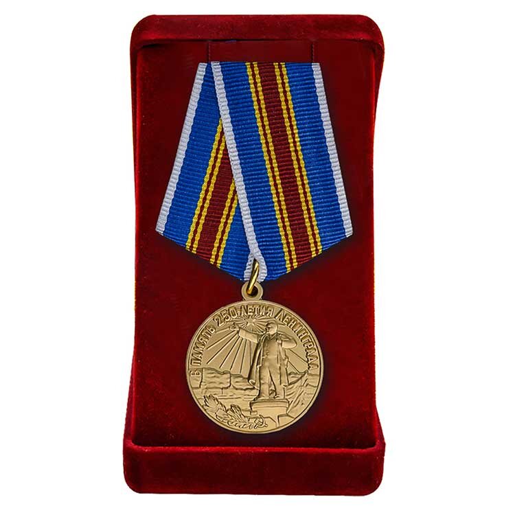 Медаль «В память 250-летия Ленинграда» представляет собой госнаграду СССР. Ее учредили в 1957 г. Нагрудный знак получали граждане, которые работали и восстанавливали город, а также помогали своим трудом развивать городское хозяйство, промышленность, транспорт и т.д. При этом для трудящихся выдвигались условия — проживание в городе или в пригороде не менее 5 лет.