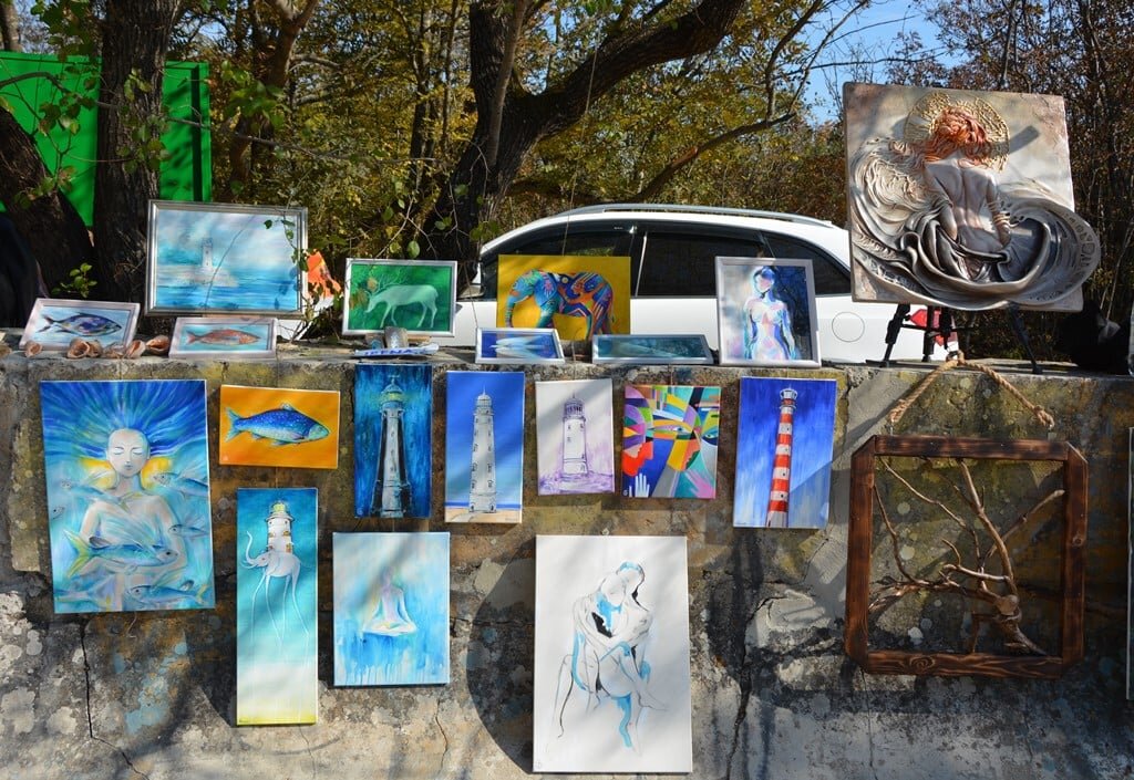 Картины на выставке