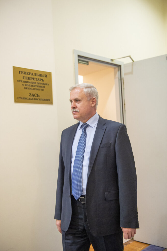 Станислав Зась: Афганистан всегда был непростым соседом. Еще в  начале 90-х с его территории в Таджикистан неоднократно осуществлялись  попытки вооруженных вторжений, проникали террористы, наркокурьеры,  вербовщики боевиков для террористических организаций. Не прибавляет  спокойствия то обстоятельство, что в распоряжении пришедшего к власти в  этой стране движения «Талибан» оказалось огромное количество брошенных  американцами и их союзниками современных вооружений и боеприпасов,  которые могут расползтись по региону. Такой возможности мы не исключаем.